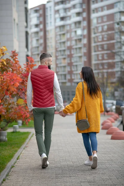 Agradável jovem casal desfrutando de sua caminhada de outono — Fotografia de Stock