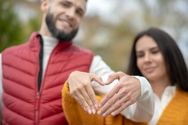 Enfoque selectivo de las manos en forma de corazón —  Fotos de Stock