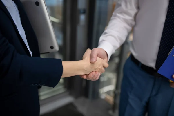 Nahaufnahme einer Geschäftsfrau, die ihrem Geschäftspartner die Hand schüttelt — Stockfoto
