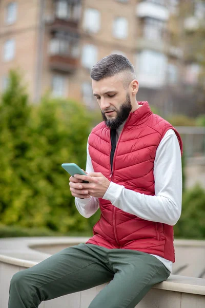 Modern akıllı telefonunu tutan ciddi bir adam. — Stok fotoğraf