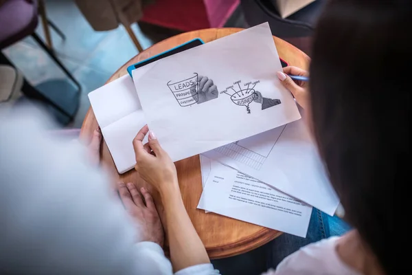 Make och fru diskuterar marknadsföringsstrategi för sitt bageri — Stockfoto