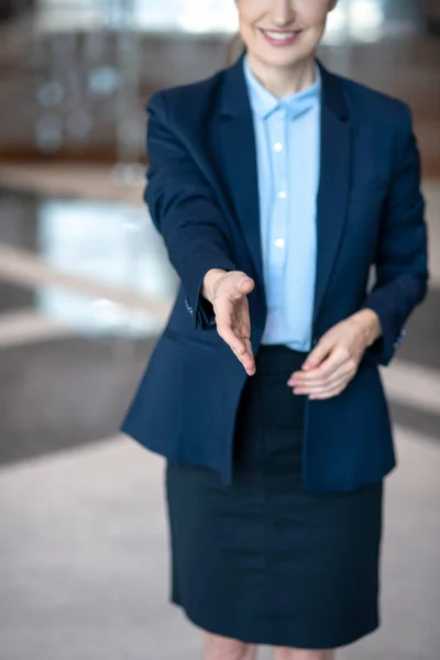 Jong zakenvrouw passeren haar hand terwijl begroeten zakenpartner — Stockfoto