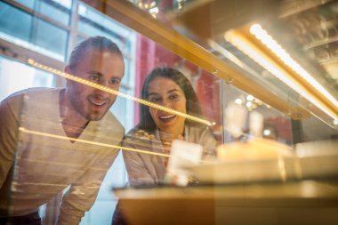 Mutlu çift pastanede yeni bir tatlı başlattıktan sonra mutlu oluyor.