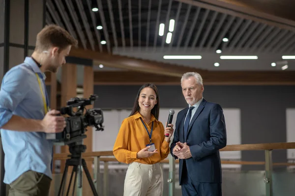 Repórteres com videocamera tendo entrevista com empresário famoso — Fotografia de Stock