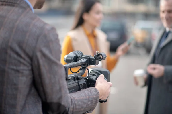 Viedo Operator repariert seine Videokamera, bevor er ein Video aufnimmt — Stockfoto