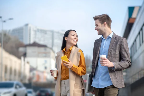 Hombre y mujer mirándose felizmente — Foto de Stock