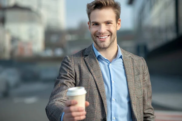 Jonge knappe man in een jasje die positief lacht — Stockfoto