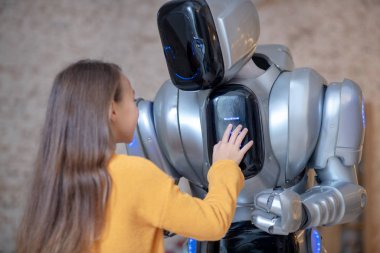 Ev robotu için uzun saçlı kız ayarlama programı