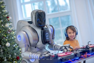 Kulaklıklı tatlı kız DJ olmaya çalışıyor.