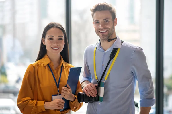 Dois repórteres se sentindo felizes depois de um bom dia de trabalho — Fotografia de Stock