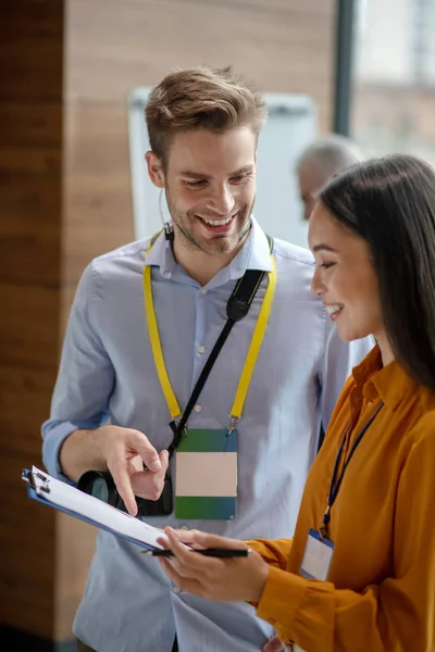 Dois colegas sentem-se satisfeitos com os resultados do seu trabalho — Fotografia de Stock