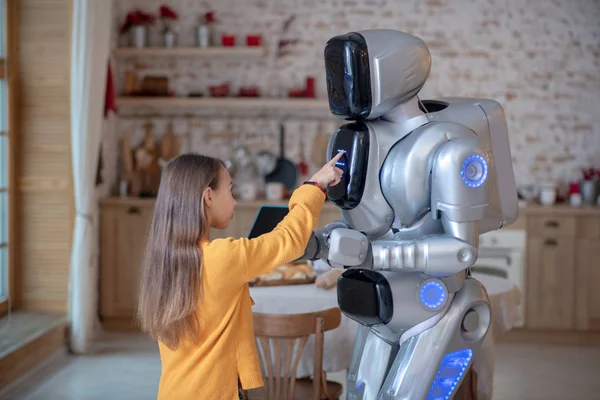 Cute girl naciśnięcie przycisków na panelu programowania robotów — Zdjęcie stockowe