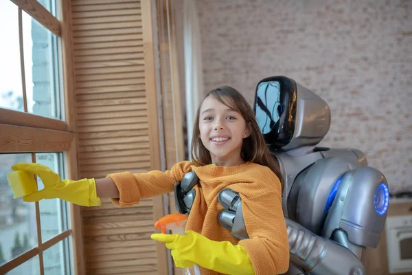 Robot bierze dziewczynę w swoje silne ręce — Zdjęcie stockowe