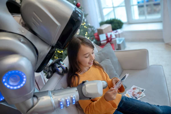Robot og jente har det gøy hjemme – stockfoto