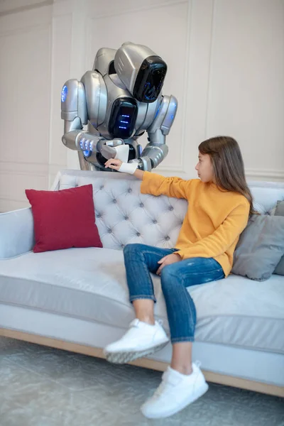 Robotul care are grijă de mâna fetelor deteriorate — Fotografie, imagine de stoc