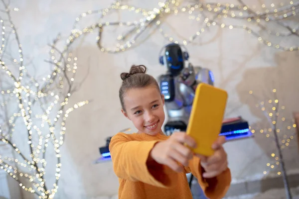 Menina bonito fazendo uma selfie com seu amigo digital — Fotografia de Stock