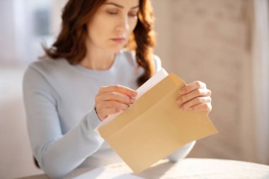 Uzun saçlı güzel bir bayan endişeli görünüyor.