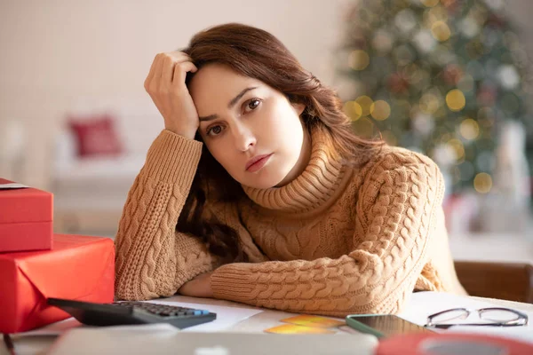 Mujer morena en jersey de punto sintiéndose cansada — Foto de Stock