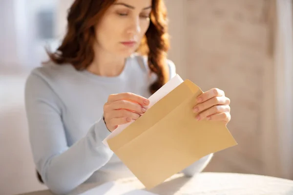 Bella giovane donna con i capelli lunghi cercando preoccupato — Foto Stock