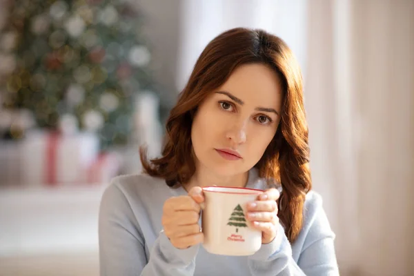 Mooie jonge vrouw kijken eenzaam en verdrietig — Stockfoto