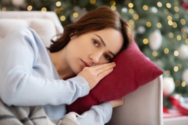 Genç bir bayanın üzgün bakışlarına yakından bakın.