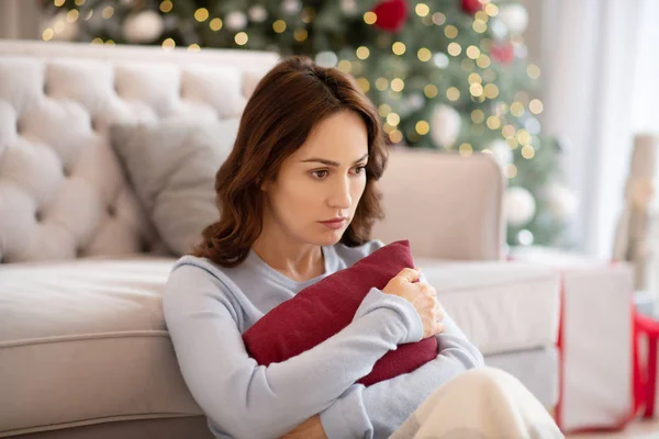 Cantik wanita muda memeluk bantal dan tampak marah — Stok Foto