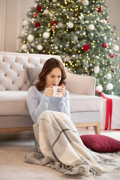 Wanita muda cantik minum kopi dan terlihat sedih — Stok Foto