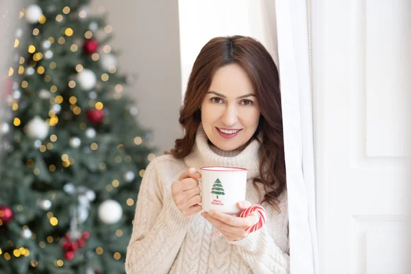 Donkerharige jonge mooie vrouw die ochtendthee drinkt — Stockfoto