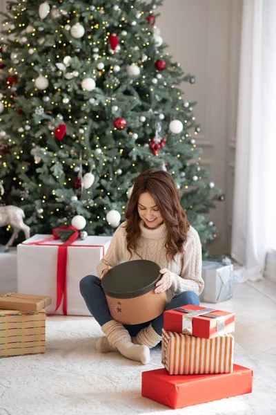 Dark-haired young pretty woman holding round gift box — ストック写真