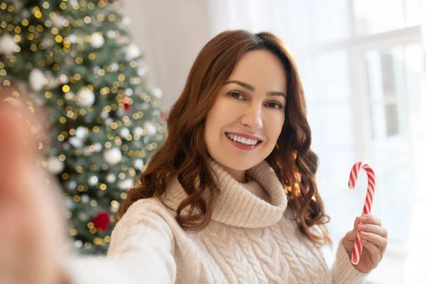 Tmavovlasá žena v blízkosti vánočního stromku tvorby selfie — Stock fotografie