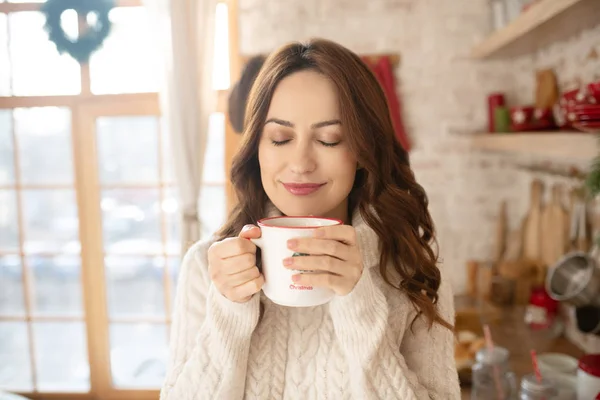 Wanita cantik yang bahagia dengan rambut gelap menikmati teh paginya — Stok Foto