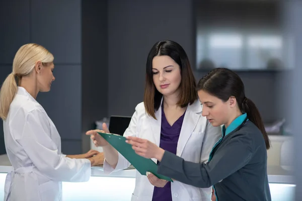 Três belos médicos femininos dicussing o raio-x — Fotografia de Stock