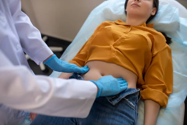 Steril eldiven takan sarışın doktor kadın hastalarla çalışıyor. — Stok fotoğraf