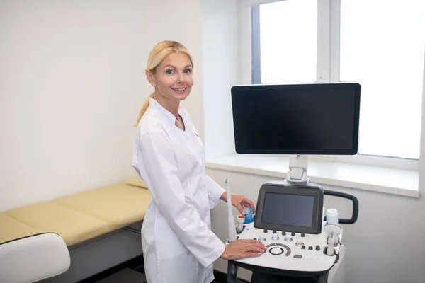 Blond docela ultrazvuk specialista demonstrující ultrazvuk — Stock fotografie