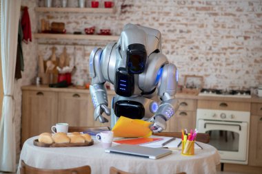 Robot mutfakta masanın yanında duruyor.