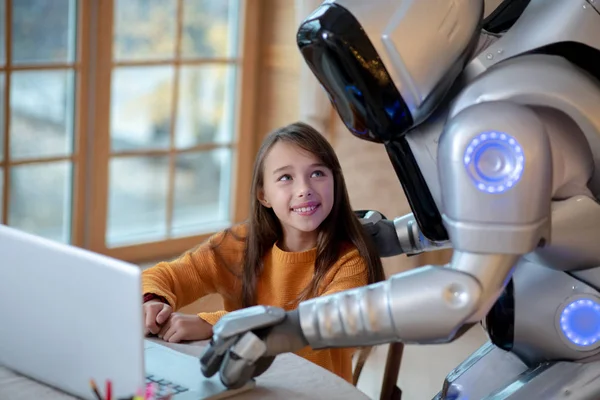 Roboten hjälper en tjej med läxorna. — Stockfoto