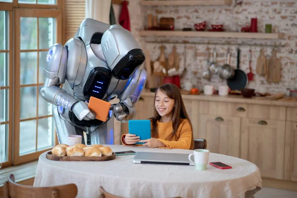 Robot och en tjej har trevligt tillsammans — Stockfoto