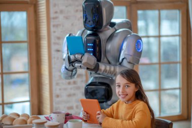 Robot ve kız aletleriyle vakit geçiriyorlar.