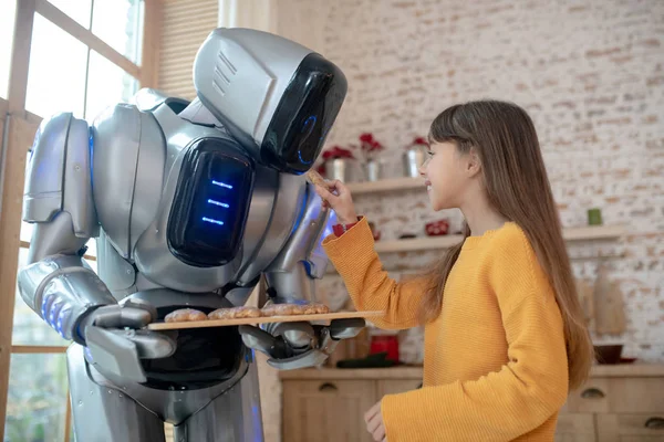 House robot offering meat balls to the girl — Stock Photo, Image