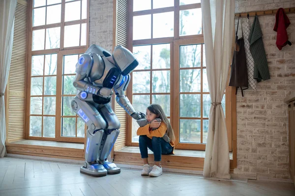 Robot apoyando a una chica tocándose el hombro —  Fotos de Stock