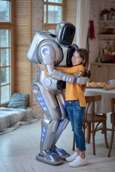 Robot i dziewczyna czują się dobrze razem w domu — Zdjęcie stockowe