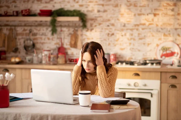 Kvinna med långt hår håller i huvudet och känner sig olycklig — Stockfoto