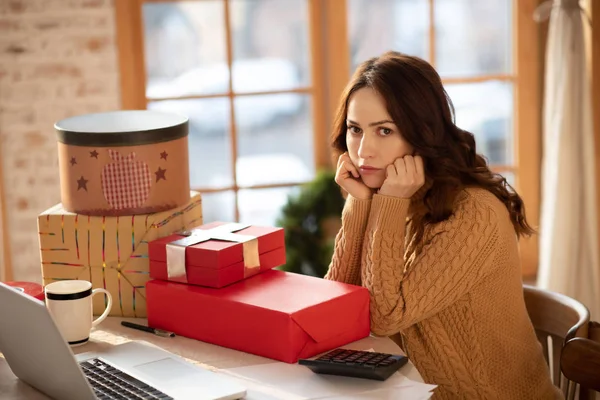 Joven morena sintiéndose insatisfecha después de empaquetar regalos — Foto de Stock