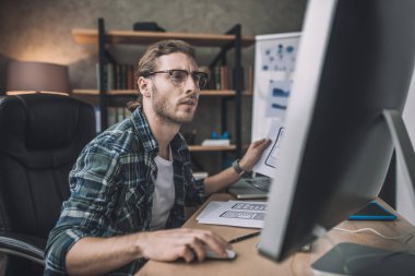 Gözlüklü genç sakallı adam olaya karışmış görünüyor.