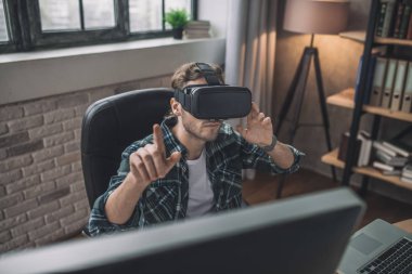 Yoğunlaşmış adam VR oyununa kapılmış hissediyor