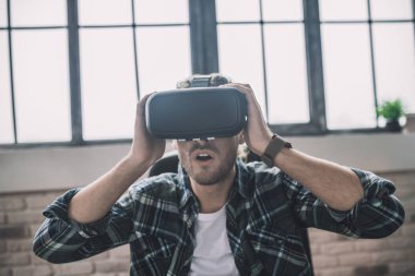 Yeni bir VR kulaklık kullanarak çıkış yapan adam