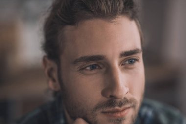 Genç ve yakışıklı bir adam önemli şeyler düşünüyor.