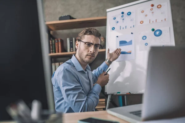 Ung skäggig man i glasögon som håller webinar — Stockfoto