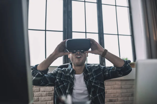 Man exploring new features of Vr headset — Stock fotografie