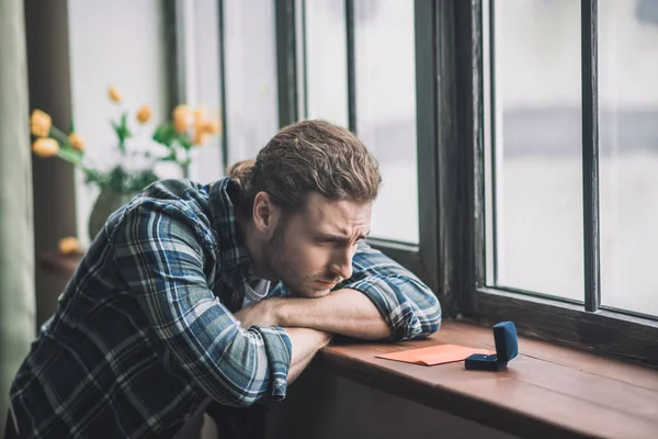 Joven reflexivo que decide hacer una propuesta —  Fotos de Stock